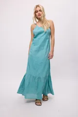 Vestido amarillo de lino y algodón, con breteles finos y espalda descubierta.