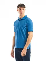 Remera polo verde con cuello y mangas con borde blanco, confeccionada en algodón.