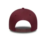 Gorro tipo gorra de béisbol New Era, color borgoña, con visera curva y logo de los New York Yankees bordado en blanco. Es un modelo ajustable.