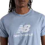 Camiseta celeste de manga corta con logo de New Balance estampado en blanco en el pecho.