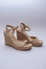 Sandalias de plataforma color lila con capellada de cuero y taco corrido cubierto de rafia.