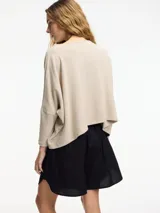 Sweater azul marino de punto, con cuello bote y mangas 3/4.