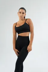 Top deportivo negro de breteles finos.
