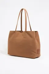 Bolso shopper horizontal Bimba y Lola, modelo Chihuahua, color negro, con doble asa de tejido, piezas de piel y logo metálico. Tiene cierre de mosquetón y bolsillo interior con cremallera.