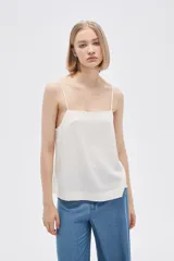 Blusa de lino color naranja, de corte ancho y cuello recto, con breteles finos.