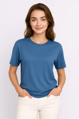 Remera de manga corta color azul, corte holgado y cuello redondo.