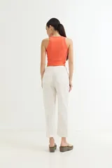 Pantalón blanco de lino y viscosa, de corte ancho y largo cropped.