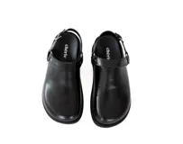 Zuecos negros de cuero napa con diseño slingback destalonado y hebilla ajustable.