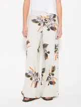 Pantalón de punto color gris con estampado de flores, cintura elastizada, corte amplio y broches laterales en el ruedo.