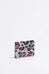 Tarjetero Bimba y Lola con estampado animal print en tonos lila, negro y naranja. Confeccionado en poliéster y poliuretano con logo metálico.