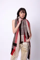 Bufanda larga tejida en telar con lana merino, con diseño a rayas verticales en tonos marrón, beige y rojo.