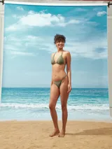 Tanga de bikini roja con diseño minimalista y tirantes ajustables.