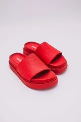 Sandalias rojas de plataforma, veganas y amigables con el medio ambiente. Hechas con Piñatex, textil que busca suplantar el cuero animal, hecho a partir de las hojas del ananá.