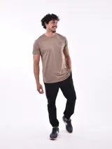 Pantalón jogger gris oscuro con cintura elástica ajustable con cordón y puños elásticos en los tobillos.
