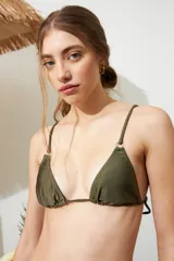 Bikini verde militar con top triangular de tela brillante y breteles ajustables.