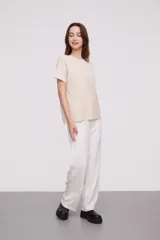 Remera holgada de algodón color blanco, con manga corta y cuello redondo.