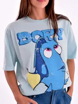 Remera celeste con estampado del personaje Dory de la película Buscando a Nemo.