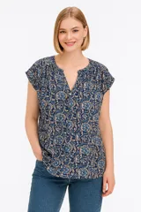 Blusa estampada con cuello en V y mangas cortas.