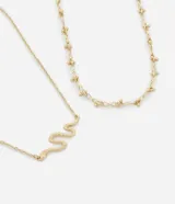 Set de dos collares dorados, uno con cadena de eslabones y dije de serpiente, y otro con cadena de esferas.