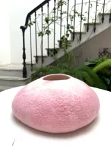 Cuenco decorativo tejido artesanalmente con la técnica de fieltro húmedo, a partir de lana merino.