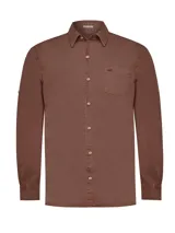 Camisa manga larga color marrón confeccionada en popelina de algodón orgánico. Cuenta con bolsillo en el pecho con logo bordado, mangas ajustables con botón y ruedo redondeado.