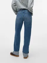 Jeans de mezclilla azul medio, tiro medio, corte recto y largo extra, con puños doblados y deshilachados en el borde.