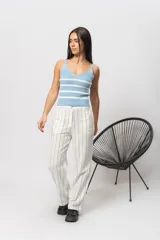 Musculosa de hilo color crudo con rayas horizontales marrones y escote en V.