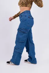 Pantalón de jean azul con corte holgado y bolsillos cargo.