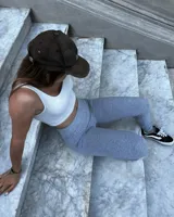 Calza larga ajustada (chupín) de tiro alto, color gris claro melange, confeccionada en algodón y licra opaca. Presenta una faja doble tela sin elástico superior.