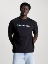 Remera negra de algodón con cuello redondo y mangas cortas. Estampado frontal con el logo de Calvin Klein Jeans en letras blancas con detalles fotográficos en colores celeste, rosa y gris.