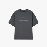 Camiseta gris de algodón con cuello redondo y corte oversize. Estampado en la espalda con el logo de la marca, yates y la frase "Never trust a millionaire".