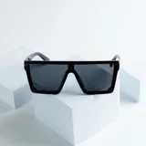 Lentes de sol negros con protección UV400 y estuche plegable.