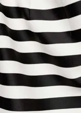 Minifalda ajustada de punto circular con estampado de rayas horizontales blancas y negras.