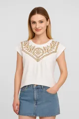 Remera blanca de algodón con bordado floral dorado en el escote, de manga corta y cuello redondo.