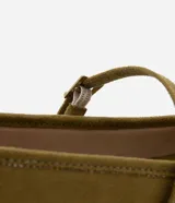 Zapatilla tipo bailarina color verde oliva, con puntera cuadrada, tira sobre el empeine con hebilla metálica y lazo decorativo en la punta.