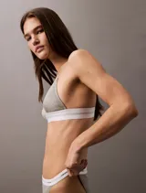 Conjunto Calvin Klein de top triangular y tanga, color gris acanalado con banda elástica blanca con logo.
