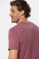 Remera celeste de manga corta con cuello redondo y bordado pequeño en el pecho. Corte clásico.