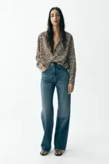 Camisa de manga larga con estampado de leopardo, cuello solapa y escote pico.