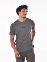 Remera de corte regular en color gris, con logo sutil en el pecho.