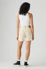 Short de jean color beige, tiro alto, corte recto y ruedo desflecado.