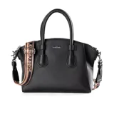 Cartera negra de cuero sintético con doble asa corta y correa larga regulable con la inscripción "EXTRA LARGE". Tiene cierre superior, un bolsillo interno con cierre y dos bolsillos abiertos.