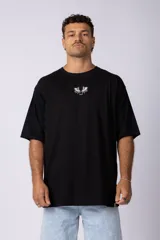 Remera negra oversize de mangas cortas con estampado pequeño de dos caballos blancos en el pecho.