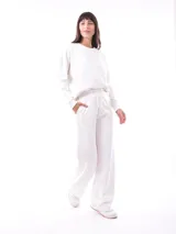 Pantalón de jogging color beige, de corte ancho y tiro alto, con cintura elástica ajustable con cordón.