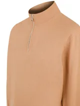 Sweater color marrón claro de tejido de punto con cuello alto y medio cierre frontal.