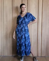 Vestido negro de corte recto, largo midi, con escote en V y mangas cortas.