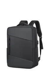 Mochila negra con bolsillo frontal con cierre, bolsillos laterales, cargador USB integrado, compartimento para laptop y asa de mano. La espalda acolchada brinda comodidad.