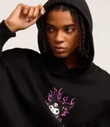 Buzo hoodie negro de algodón con estampa de Kuromi con llamas en el pecho y bolsillo canguro.