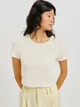 Camiseta de manga corta color terracota, con cuello redondo y corte ajustado.