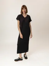 Vestido midi negro de punto acanalado, con escote en V y mangas cortas con dobladillo.