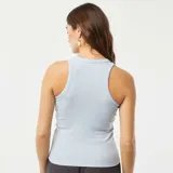 Musculosa celeste de punto canalé con cuello redondo y sisas anchas.